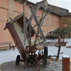 Maquinaria agrícola en el museo al aire libre en Cisneros en la provincia de Palencia