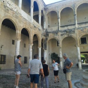 Visita a un palacio con un grupo de personas en la provincia de Cádiz