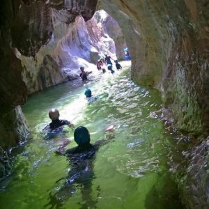 Alumnos haciendo espeleología con Team 4 you en Andalucía