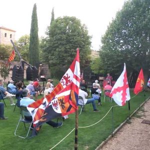 Conferencias en el patio del Torreon de Fernan Gonzalez en Covarrubias en verano