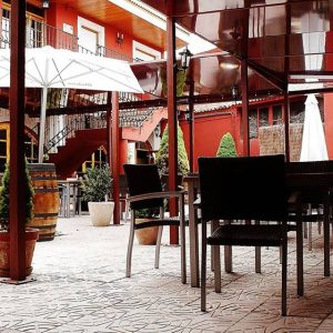 Terraza de la Posada del Cerrato en Baltanás en la provincia de Palencia