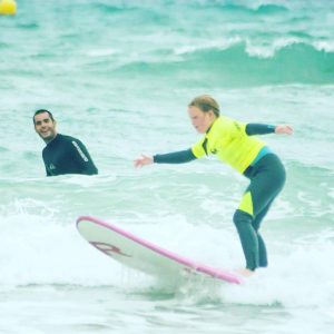 Alumna aprendiendo surf con Surf School Mallorca en las Islas Baleares
