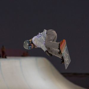 Alumno practicado snowboard con la Escuela Granada Aventura en Granada
