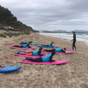 Alumnos de la Escuela Surf School Mallorca en la playa en Mallorca