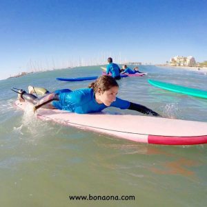 Alumnos practicando surf con la Escuela Surf School Mallorca en Mallorca