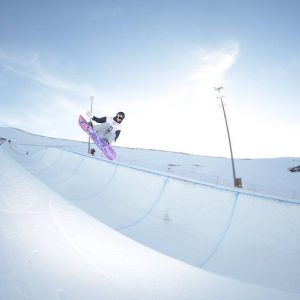 Chico haciendo un curso de snowboard con Sierra Aventura en Sierra Nevada en Granada