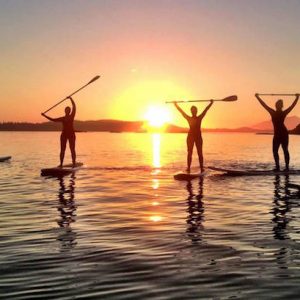 Grupo de alumnos con la Escuela de Surf School Mallorca en el surf camp en Mallorca