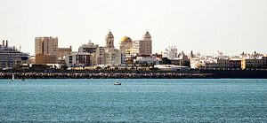 Vista al fondo de los cruceros en el Puerto de Cádiz