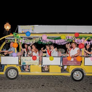 Chiquibús con turistas con Paseos Priego en Priego de Córdoba