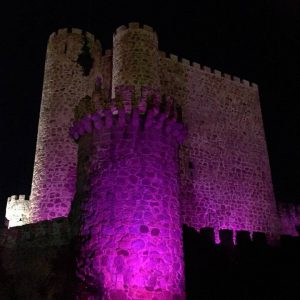 Foto nocturna del Castillo de Coracera en San Martín de Valdeiglesias