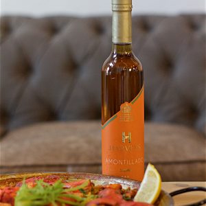 Vino blanco de jerez y paella en la tapería de bodegas Fundador en Jerez de la Frontera en Cádiz