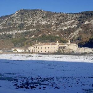 Aspecto nevado del Monasterio de Irantzu en Navarra