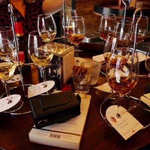 Copas de vino de jerez en un bar de londres en Gran Bretaña