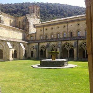 Vista del patio interior en el Monasterio de Irantzu en Navarra