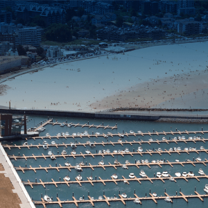 Vista cercana del Puerto deportivo en Laredo