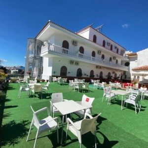 Exterior del hotel mesón Fuente del Pino en Olvera