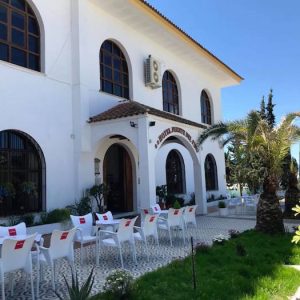 Fachada delantera del Hotel Fuente del Pino Olvera en la provincia de Cádiz
