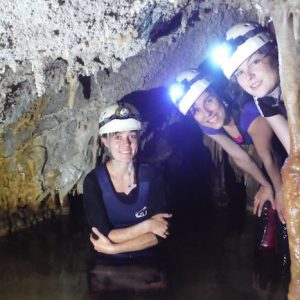 Grupo de personas haciendo espeleología con Rock Adventure en Málaga