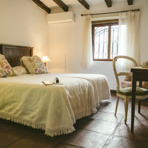 Habitación de la Casa Rural el Estanque y el Almendro en Jimena de la Frontera en la provincia de Cádiz