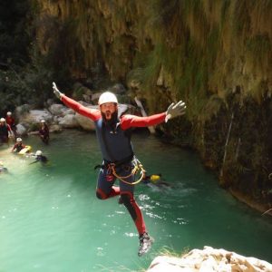 Hombre tirándose a un barranco con The Rock adventure en Andalucía