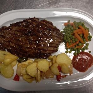 Plato de carne del Hotel Fuente del Pino en Olvera