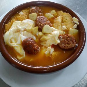 Plato de huevos con chorizo en el Hotel Sierra de Ubrique en Ubrique