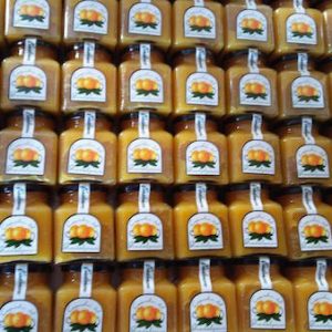 Estante con mermeladas de Caprichos del Guadalquivir en Palma del Río