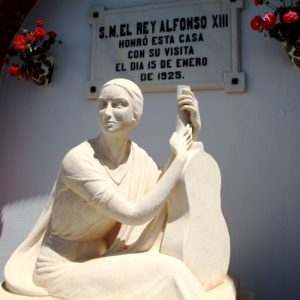 Estatua en el patio de la bodega Cruz Conde en Montilla en la provincia de Córdoba