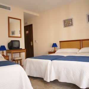 Habitación triple del Hotel Al-Yussana en Lucena