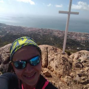 Turista cerca de la cruz del Monte San Antón con Málaga Tour Running en Málaga