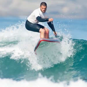Alumno haciendo sup con la Escuela de Surf Surfadictos en San Vicente de la Barquera en Cantabria