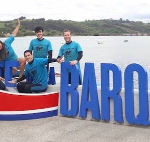 Alumnos de la escuela de surf surfadictos en San Vicente de la Barquera en Cantabria