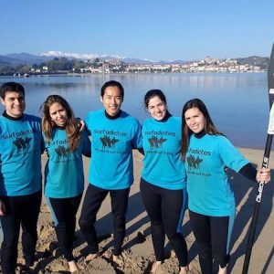 Alumnos de la escuela sup stand up paddle en San Vicente de la Barquera en Cantabria