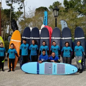 Alumnos del curso de Sup con la Escuela Surfadictos en San Vicente de la Barquera en Cantabria