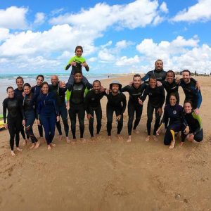 Alumnos del surfcamp con la Escuela Homiesurfcamp en Vejer de la Frontera en Cádiz