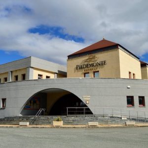 Edficio de la Bodega Piedemonte en OIite en Navarra