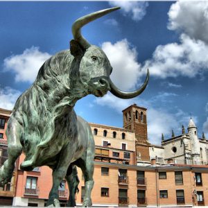 Escultura de un toro en Tordesillas en la provincia de Valladolid