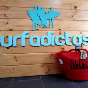 Fachada de la tienda de surfadictos en San Vicente de la Barquera en Cantabria