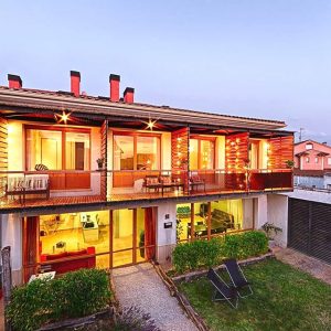 Fachada del Hotel Doña Mayor en Frómista en la provincia de Palencia