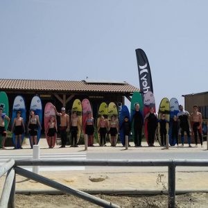 Grupo de alumnos del surfcamp con la Escuela de Homiesurfcamp en Vejer de la Frontera en Cadiz
