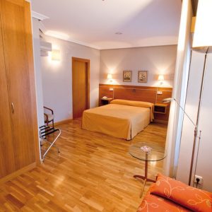 Habitacion amplia del Hotel Santa María en Tudela