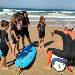 Niños en el Surfcamp de la Escuela Homiesurfcamp en Cádiz