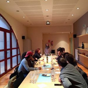 Personas catando vinos de Bodegas Piedemonte en Olite en Navarra