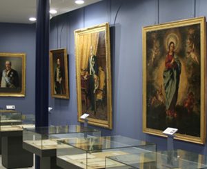 Sala con cuadros religiosos en el Museo Aguilar y Eslava en Cabra