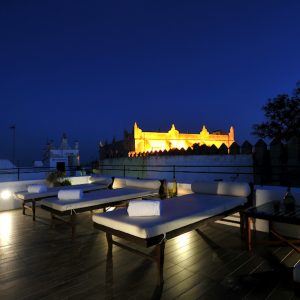 Vista de la terraza por la noche en el Hotel V Vejer en Cádiz