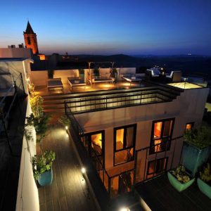 Vista por la noche del Hotel V Vejer en Cádiz