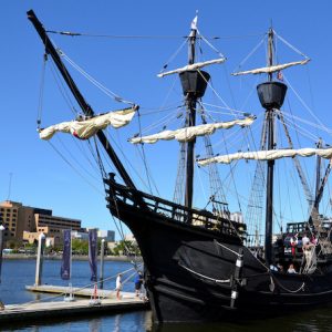 La Nao Victoria en un puerto español
