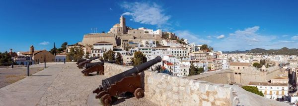 Cañones en la muralla de Dalt Vila en Ibiza en las Islas Baleares
