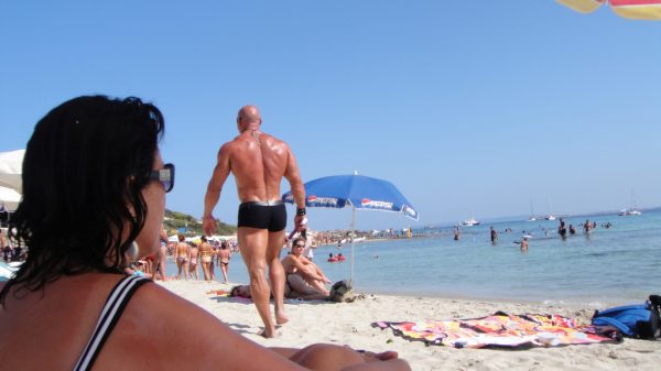 Chica mirando a la Playa d'en Bossa en Ibiza