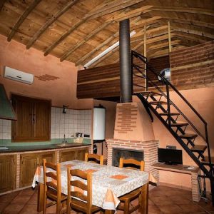 Chimenea en el interior de una casa rural del Complejo Rural el Molinillo en la provincia de Granada